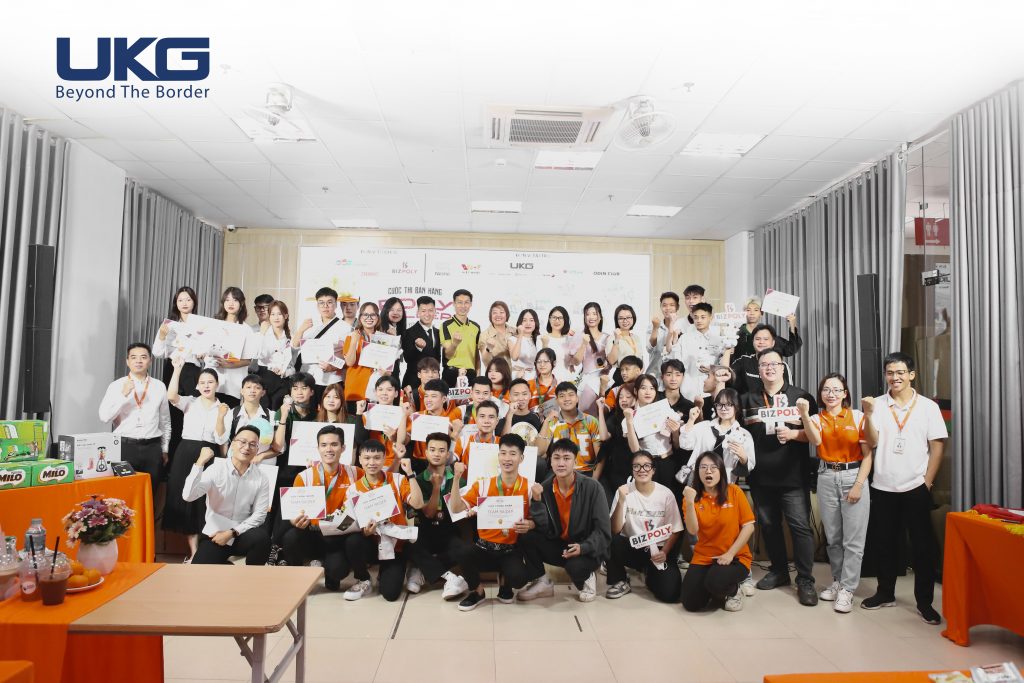 Các đội thi Poly Seller chụp ảnh giao lưu với CEO KALITE – Bà Hòa Bùi